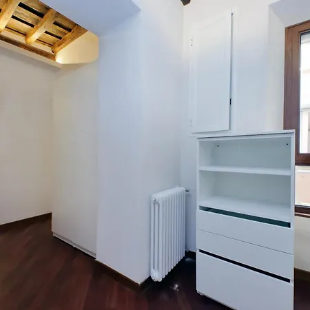 Apartment Dainty Paradiso Near Piazza Navona